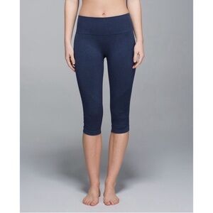 EUC - Lululemon In the Flow Crop ll Leggings - size 6